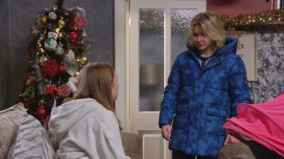 Angelica talks to Amelia on Emmerdale